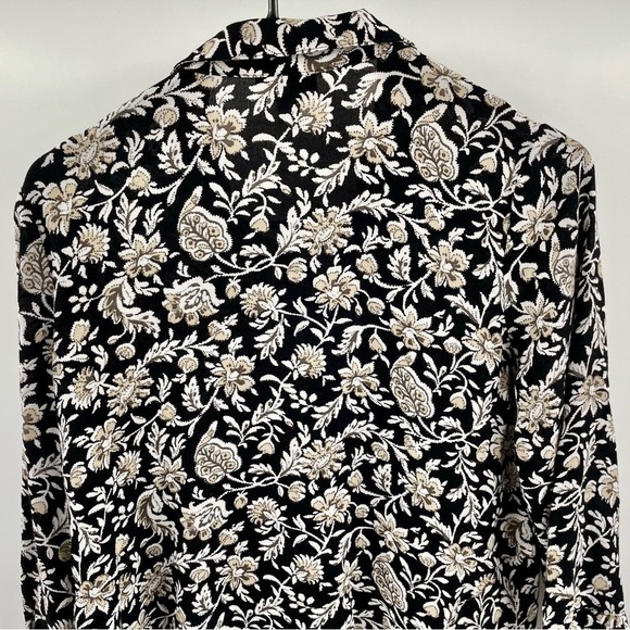 J Jill Rayon Black Cream Floral Blouse 3/4 Sleeve Button Up Shark Bite Hem - Picture 8 of 11